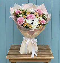 Букет цветов из:  Гвоздики, Орхидеи и Розы #REPLACE_PRED# Плесе