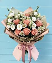 Букет цветов из:  Розы, Альстромерии и Лизиантусы в Плесе