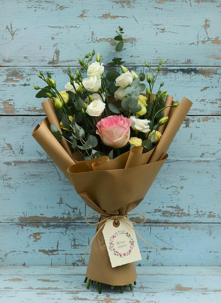 Букет цветов из: Розы и Лизиантусы в Плесе