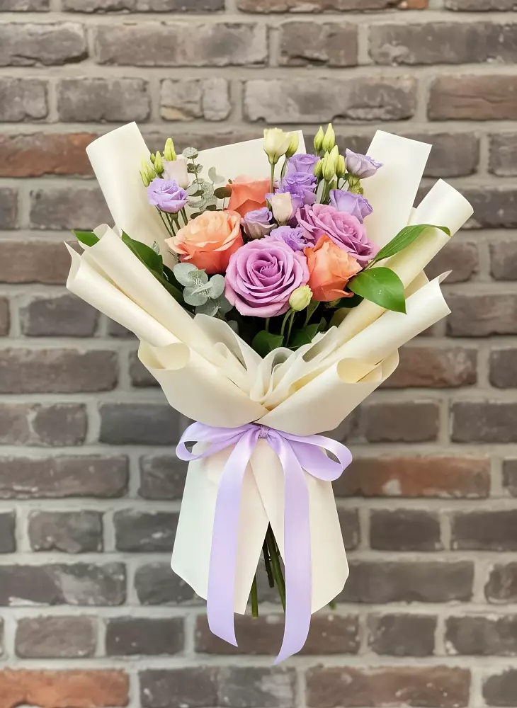 Букет цветов из: Лизиантусы и Розы в Плесе