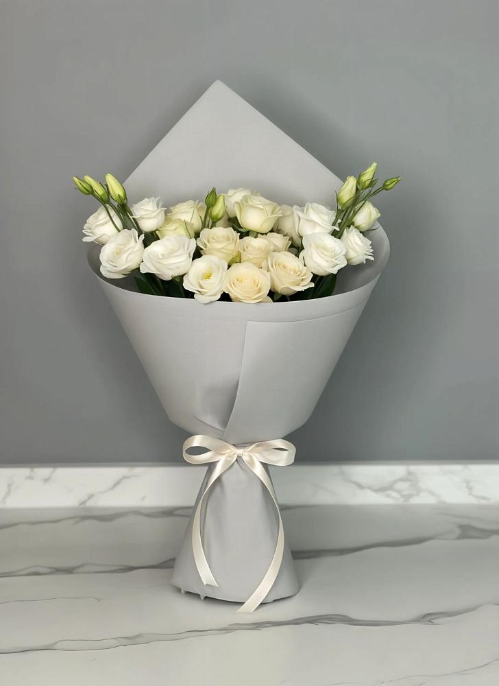 Букет цветов из: Розы и Лизиантусы в Плесе