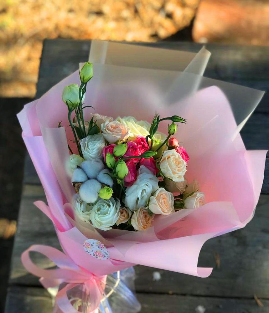 Букет цветов из: Розы и Лизиантусы в Плесе