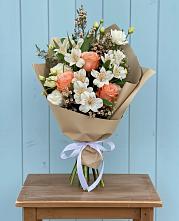 Букет цветов из:  Альстромерии, Лизиантусы, Розы и Хризантемы в Плесе