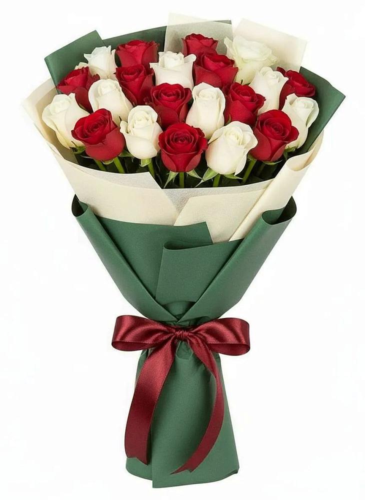Букет Микс из красных и белых роз в Плесе