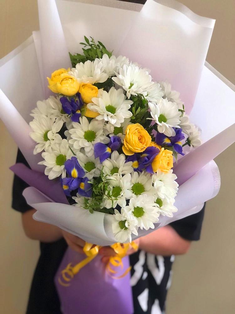 Букет цветов из: Ирисы, Хризантемы и Розы в Плесе