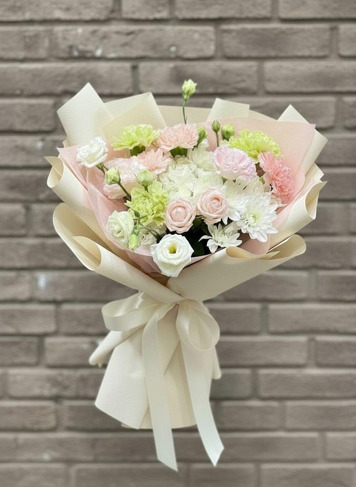 Букет цветов из: Гвоздики, Розы, Лизиантусы и Хризантемы в Плесе
