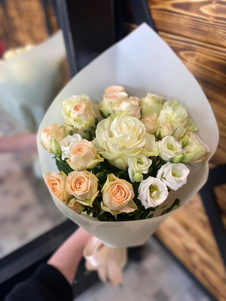 Букет цветов из: Розы и Лизиантусы в Плесе